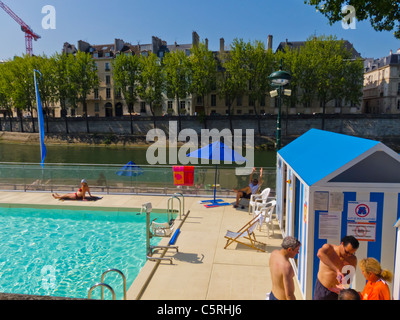 Paris, France, les gens apprécient l'événement annuel sur la plage en ville, la piscine extérieure « Paris plages » sur la Seine, la senne de plage de paris, la canicule, la chaleur de paris Banque D'Images