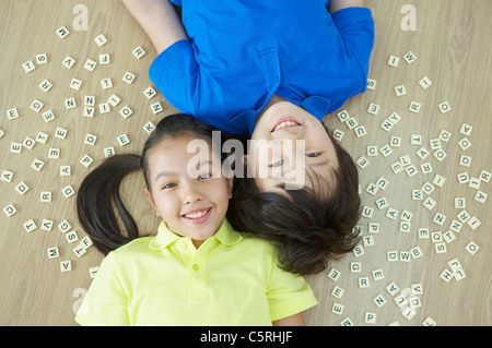 Deux étudiants lying together Banque D'Images