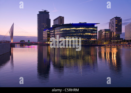 Media City at night, Salford Quays, Manchester, Angleterre Banque D'Images