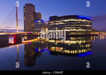 Media City at night, Salford Quays, Manchester, Angleterre Banque D'Images