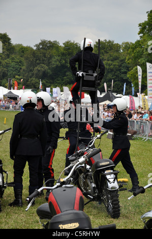 L'équipe de moto casques blancs se prépare à effectuer une cascade au Cotswold show cirencester park l'été 2011 Banque D'Images