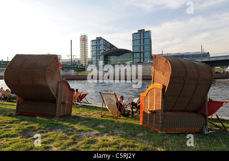 Plage avec chaises de plage en osier couvert sur la rivière Spree, en face de la gare centrale, le mode de vie, Berlin Banque D'Images