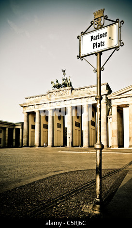 La place Pariser Platz et la porte de Brandebourg le matin, Berlin, Germany, Europe Banque D'Images