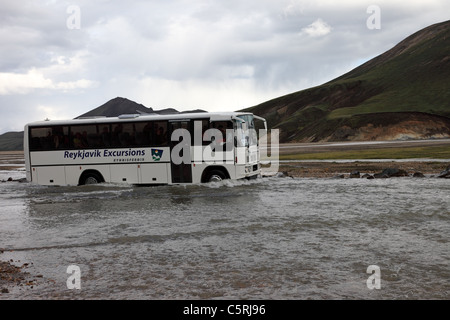 Conduite d'autobus à travers la rivière Namskvisl à Landmannalaugar dans la région de Fjallabak d'Islande Banque D'Images