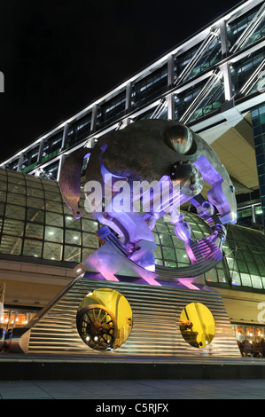 Pferd Rollendes, Rolling Horse sculpture à la gare centrale de nuit, Moabit, Mitte, Berlin, Germany, Europe Banque D'Images