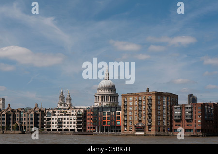 Londres, Angleterre. Vues de l'évolution de la ville de la rivière montrant la cathédrale de St Paul, après des années de restauration et de nettoyage. Banque D'Images