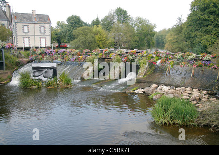 Pont sur la rivière de l'Aff, festival photo de La Gacilly (Morbihan, Bretagne, France). Banque D'Images