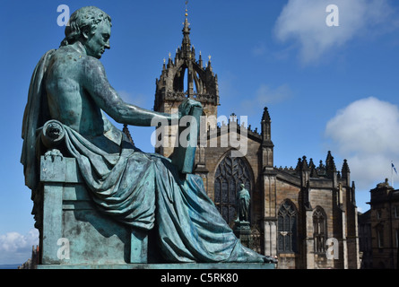La statue de David Hume par le sculpteur Alexander Stoddart sur le Royal Mile à Édimbourg avec la cathédrale St Giles dans l'arrière-plan. Banque D'Images