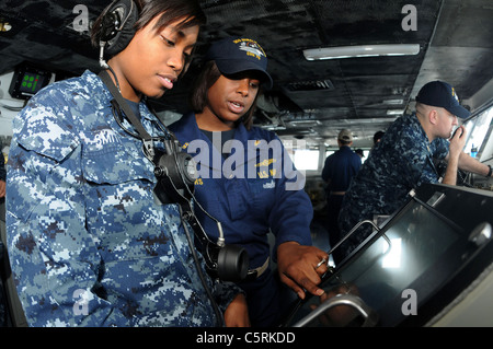 Veille sur la passerelle à bord du porte-avions USS Ronald Reagan (CVN 76) Banque D'Images