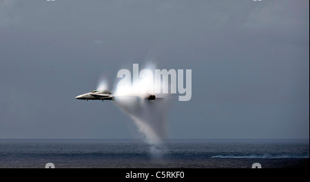 F/A-18E Super Hornet manoeuvrant franchissant le mur du son Banque D'Images