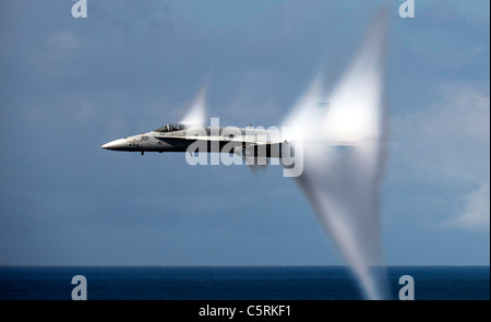 F/A-18E Super Hornet manoeuvrant franchissant le mur du son F18 F-18 Banque D'Images