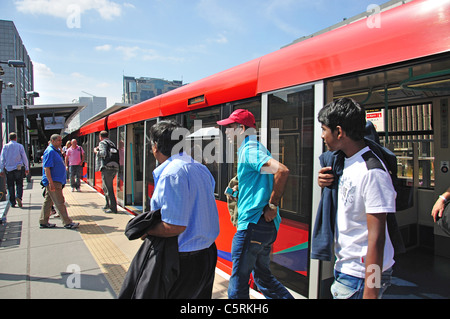 Le Docklands Light Railway à Tower Gateway, Tower Hill, London City, London, Greater London, Angleterre, Royaume-Uni Banque D'Images