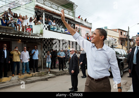 Les gens se sont réunis à vagues d'Obama sur la rue devant la Cidade de Deus (City of God) Centre communautaire de favelas à Rio de Janeiro Banque D'Images