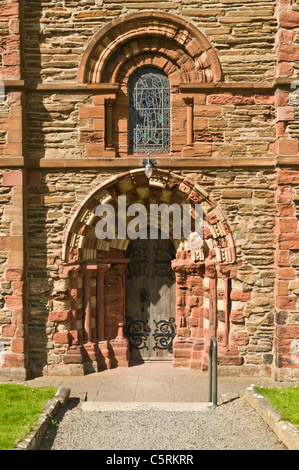 Dh St Magnus Cathedral KIRKWALL ORKNEY mur de grès rouge et jaune de la cathédrale porte latérale Banque D'Images