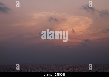 Coucher du soleil en mer, les Maldives Banque D'Images