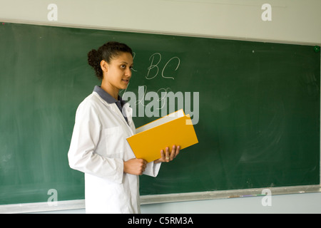 Des profils professeur est debout près de tableau Banque D'Images
