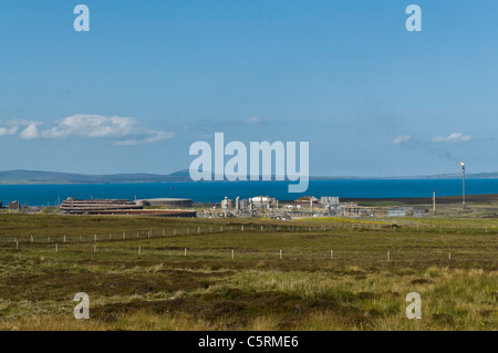 Dh Flotta Oil Terminal FLOTTA ORKNEY Ecosse des réservoirs de stockage de pétrole et de gaz à effet de flare Banque D'Images