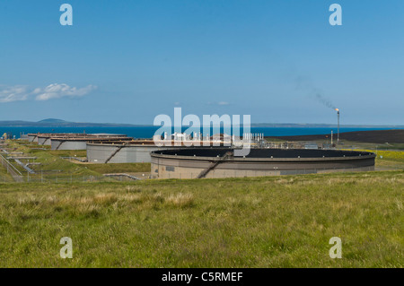 Dh Flotta Oil Terminal FLOTTA réservoirs d'huile des Orcades et terminal de stockage de carburant gaz flare Ecosse Banque D'Images