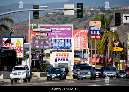 Après-midi, le trafic passe retail enseignes publicitaire à Orange, CA. Banque D'Images