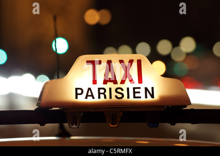 Taxi Paris par l'Arc de Triomphe Banque D'Images