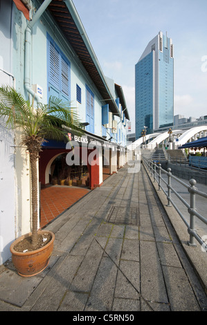 L'architecture ancienne et moderne, des restaurants à Boat Quay, Rivière Singapour avec des gratte-ciel du quartier des affaires, Singapour Banque D'Images