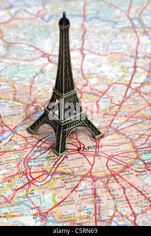 Statue de Tour Eiffel sur la carte de Paris
