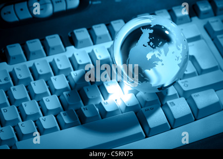 Globe de cristal sur clavier Banque D'Images