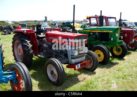 135 Massey Ferguson à St Buryan vintage rally de tracteur Banque D'Images