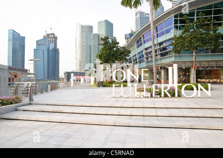 Le Fullerton, un complexe commercial, l'amusement d'une bande au le Marina Bay, Singapour Banque D'Images