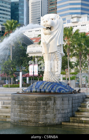Le Merlion à Marina Bay, Singapour emblème de la ville conçu par l'artiste Fraser Brunner en 1964, Singapour, l'Asie Banque D'Images