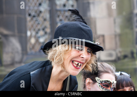 Une interprète féminine avec dents noircies pose sur Edinburgh's Royal Mile promouvoir son spectacle dans le Fringe Festival Banque D'Images