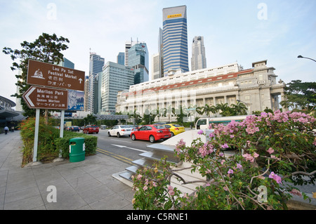 L'heure de pointe du matin en face de l'horizon du quartier financier, le Fullerton Hotel Singapore Banque D'Images