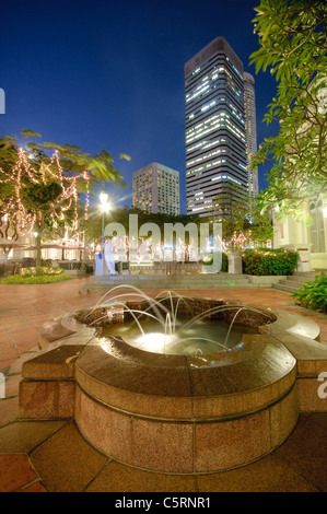 Le Fountain Court dans la nuit, un immeuble à bureaux à l'arrière, la vie nocturne, à Singapour, en Asie du Sud-Est, l'Asie Banque D'Images