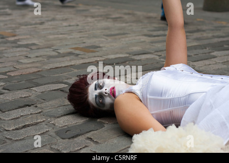 Un artiste de rue se trouve sur le Royal Mile d'Édimbourg pour promouvoir son spectacle dans le Fringe Festival. Banque D'Images