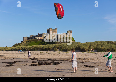 Voler un cerf-volant sur la plage de Bamburgh Northumberland - voir la description de légende. Banque D'Images