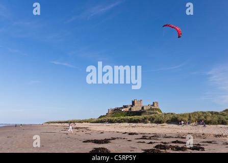 Voler un cerf-volant sur la plage de Bamburgh Northumberland - voir la description de légende. Banque D'Images