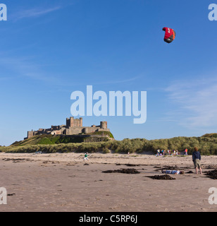 Voler un cerf-volant sur la plage de Bamburgh Northumberland - voir la description de légende. Banque D'Images