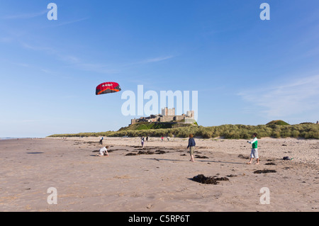 Voler un cerf-volant sur la plage de Bamburgh Northumberland - voir la description de légende. Banque D'Images