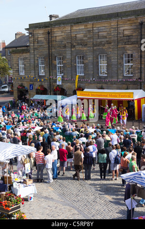 Alnwick, Northumberland, Angleterre - Festival de musique d'Alnwick 2011 - Place du marché. Danseurs indiens. Banque D'Images