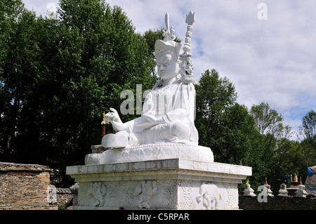 Une statue en marbre blanc de Bouddha. Danbo, Sichuan, Chine. Banque D'Images