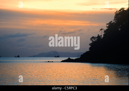 Coucher de soleil dans la mer birmans d'une île en Thaïlande Banque D'Images