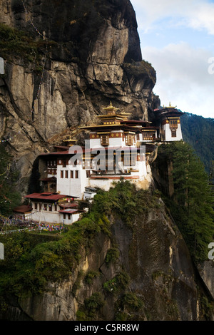 Avis de Taktshang monastère perché sur une falaise à 900 mètres au-dessus de la vallée. Paro, Bhoutan. Banque D'Images