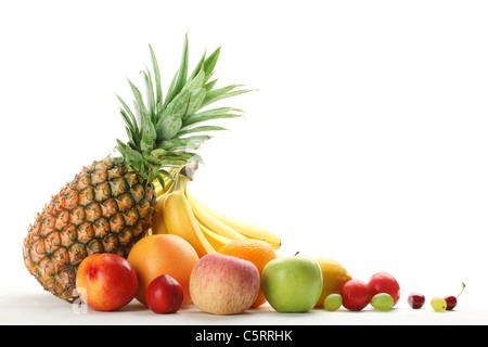 Fruits colorés sur fond blanc. Banque D'Images