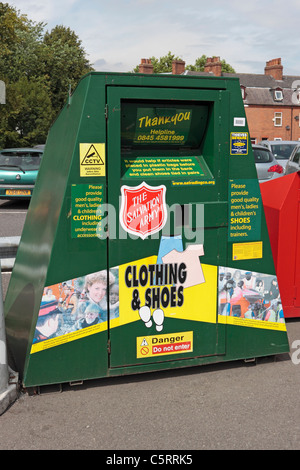 L'Armée du salut des vêtements et des chaussures d'une corbeille de recyclage Banque D'Images