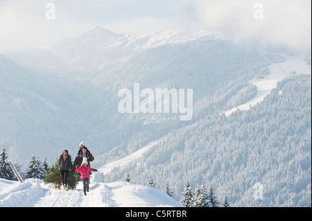 L'Autriche, Pays de Salzbourg, Flachau, vue de l'exécution de la famille arbre de Noël et la neige en traîneau Banque D'Images