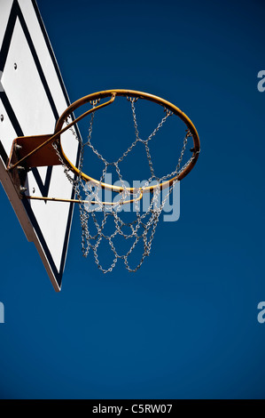 L'Allemagne, en Rhénanie du Nord-Westphalie, DÃ¼sseldorf, vide de basket-ball against blue sky Banque D'Images