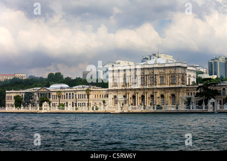 Le Palais de Dolmabahce, vue depuis le détroit du Bosphore à Istanbul, Turquie Banque D'Images