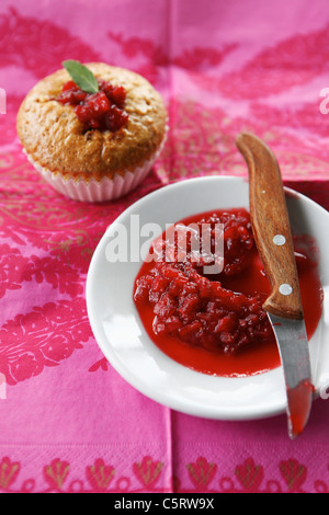 Close up de muffin avec relish pieplant fraise Banque D'Images