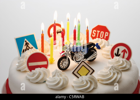 Gâteau de fantaisie avec la signalisation routière moto jouet, close-up Banque D'Images