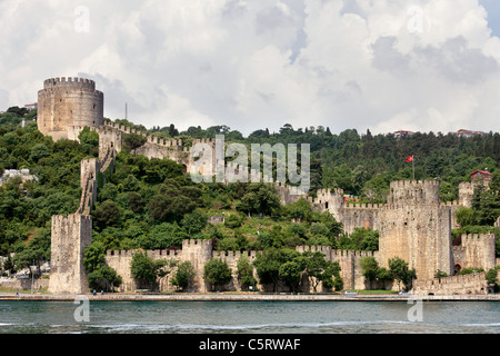 Château de Rumelian également connu sous le nom de Château de l'Europe historique médiévale sur le détroit du Bosphore en Turquie Banque D'Images